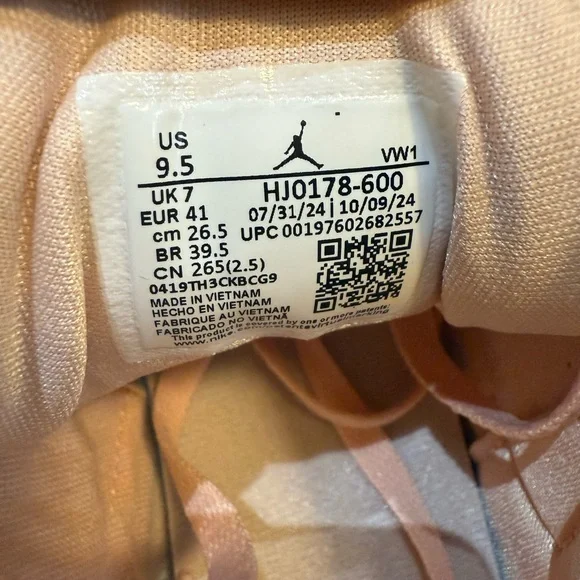 Air Jordan 3 Retro Vday - Picture 4 of 5